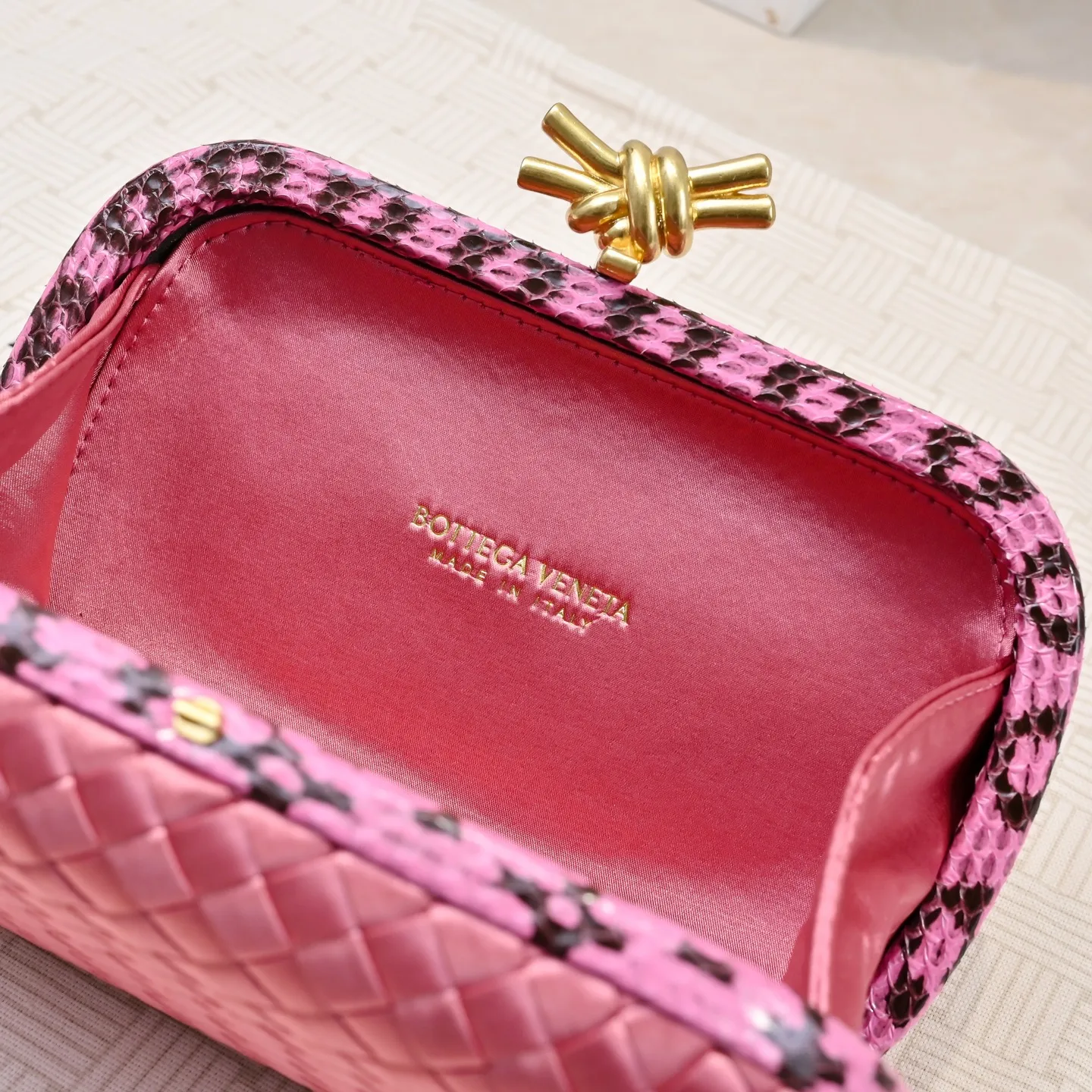 Batch 1460 #BV Knot woven evening bag series ~ 717622 Each bag reveals exquisite elegance💫Iconic classic silk weaving➕snake skin trimming with knot buckle, soft and delicate feel. The design is small and exquisite, low-key without logo, elegant and elegant. Paired with evening dress or cheongsam, it has the atmosphere of a famous and wealthy lady, full of aura and invincible texture💃 Model: 7622 Dimensions: 20x12x5.5